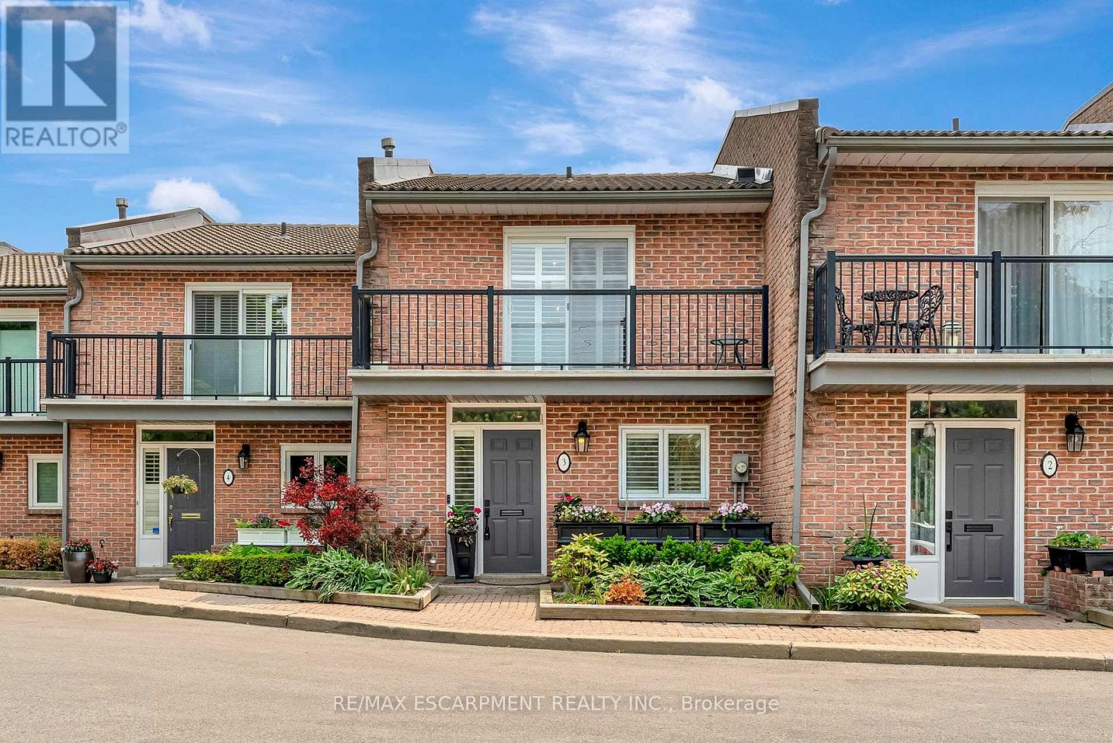 Photo of 3 - 2136 OLD LAKESHORE ROAD
