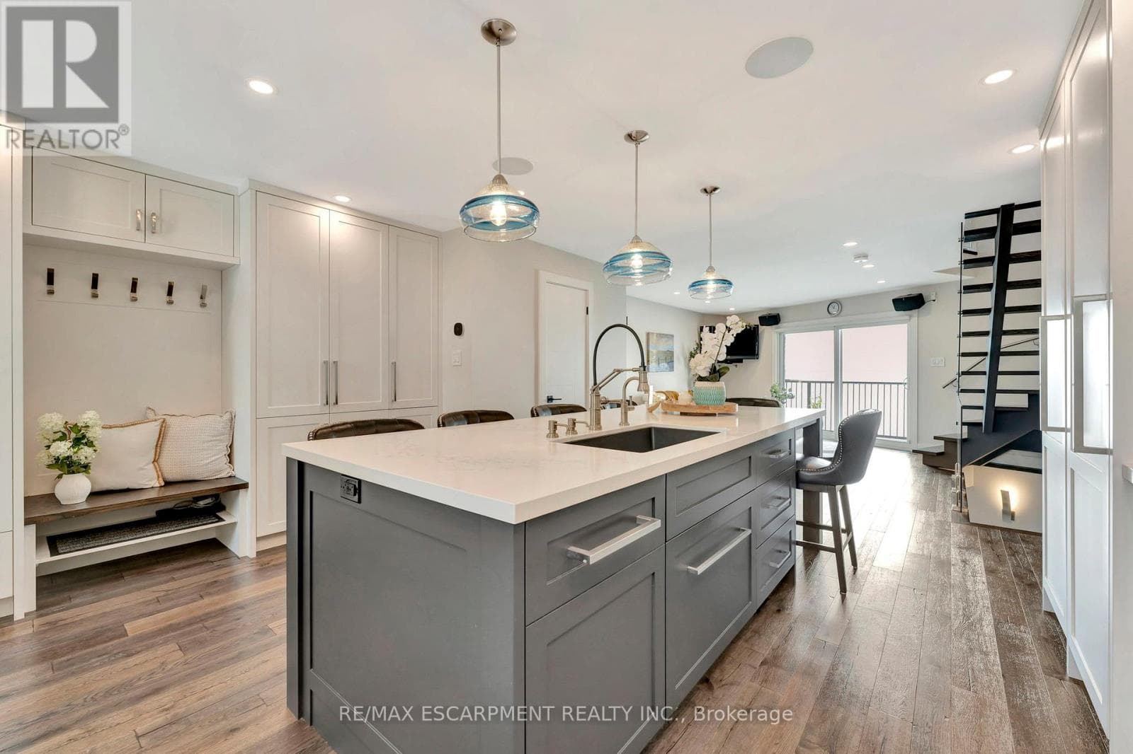 Photo of 3 - 2136 OLD LAKESHORE ROAD