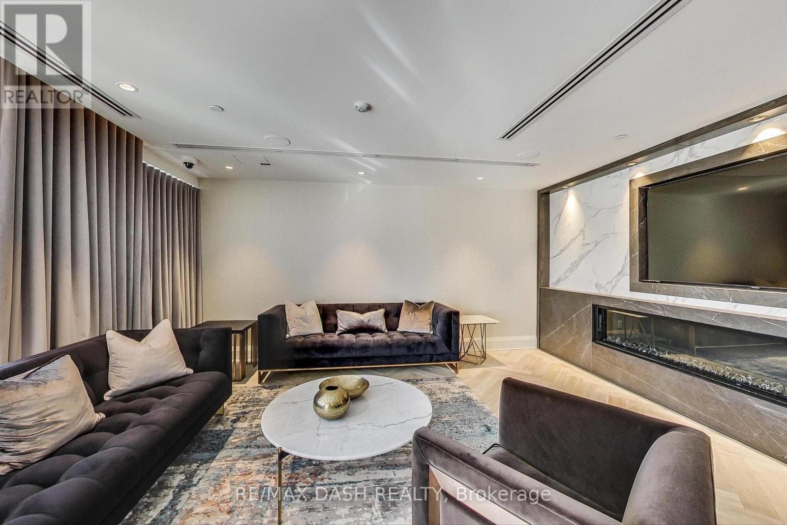 Photo of 602 - 151 AVENUE ROAD