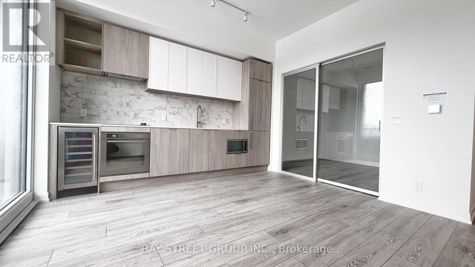 Photo of 821 - 2020 BATHURST STREET