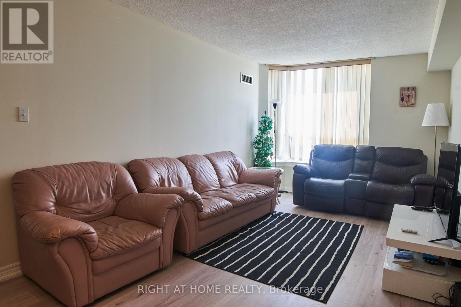 Photo of 609 - 1700 EGLINTON AVENUE E