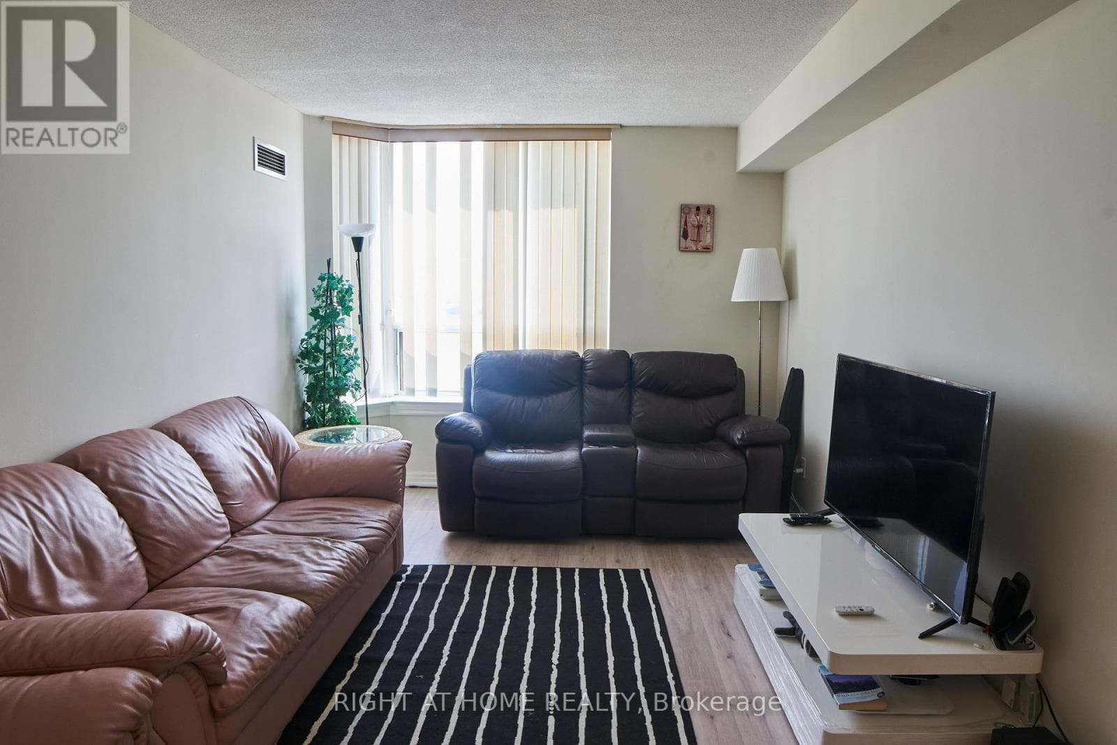 Photo of 609 - 1700 EGLINTON AVENUE E