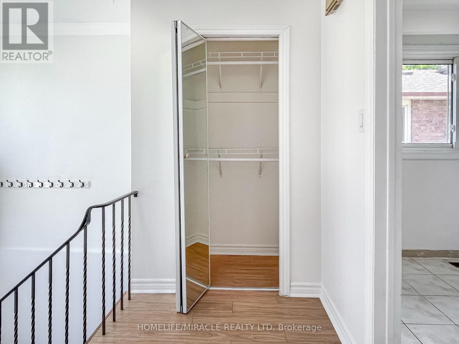 Photo of 3485 OAKGLADE CRESCENT