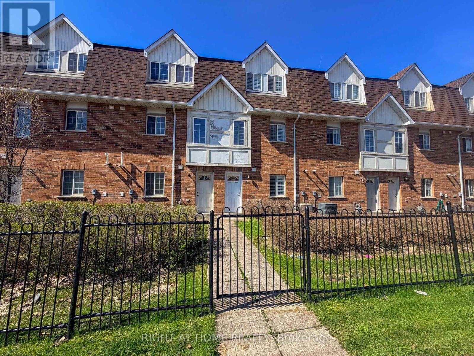 Photo of 28 - 1525 SOUTH PARADE COURT
