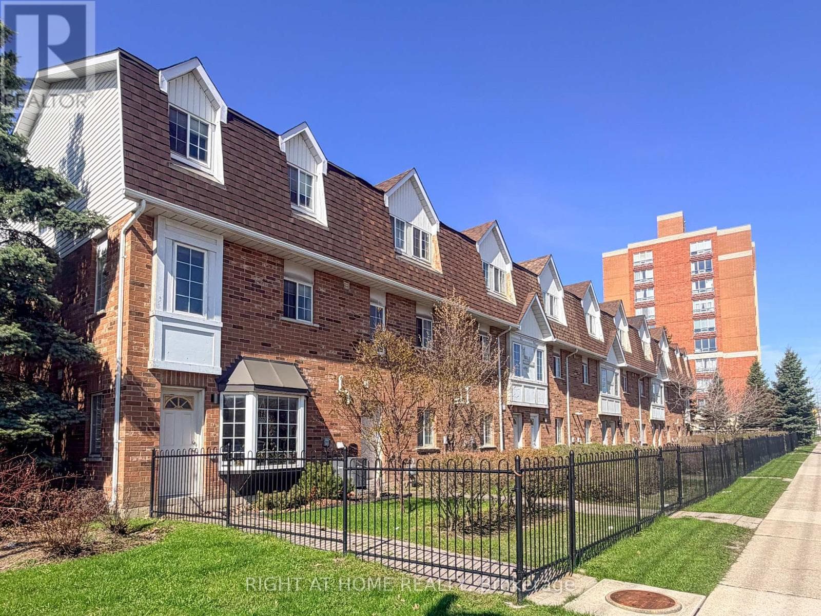 Photo of 28 - 1525 SOUTH PARADE COURT