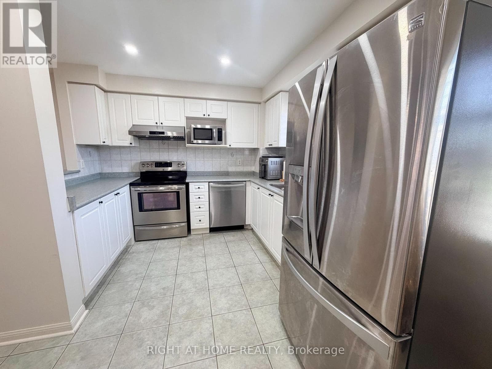 Photo of 28 - 1525 SOUTH PARADE COURT