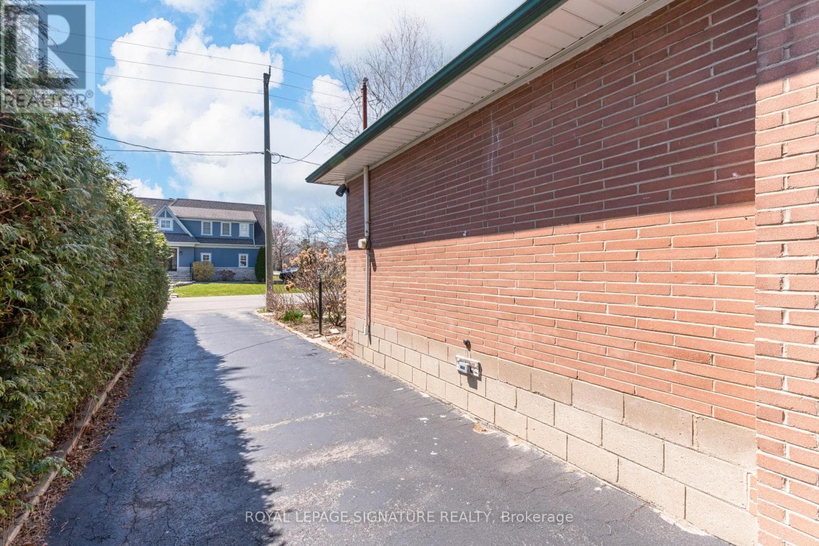 Photo of 411 MAPLEHURST AVENUE