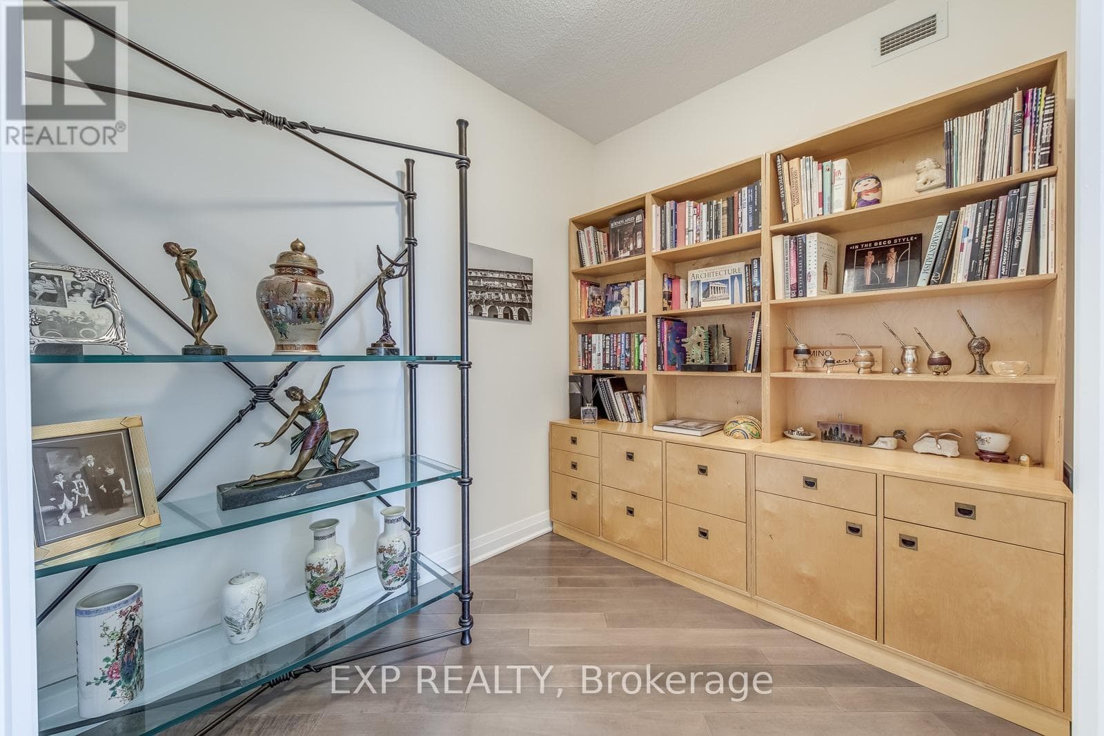 Photo of 905 - 1055 SOUTHDOWN ROAD