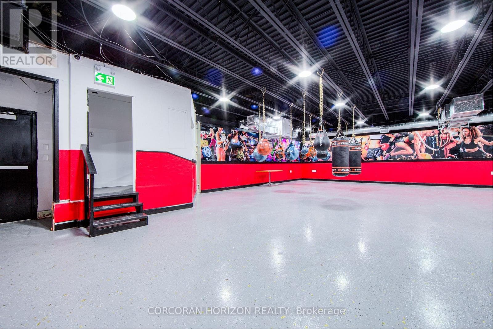 Photo of 2261 DUNDAS STREET W