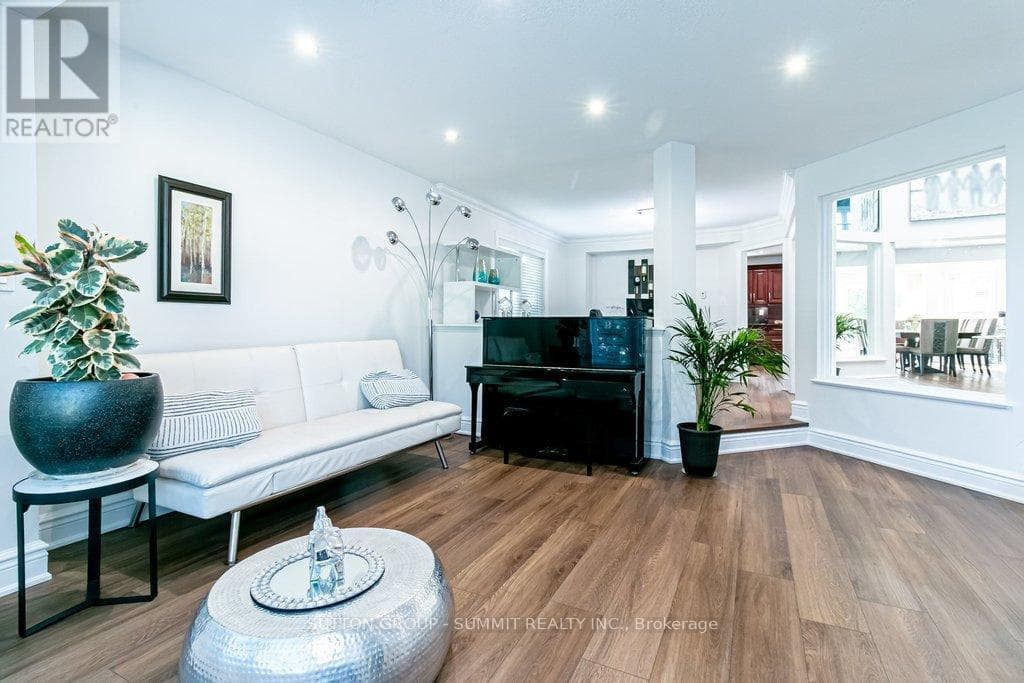 Photo of 3739 ST. LAURENT COURT