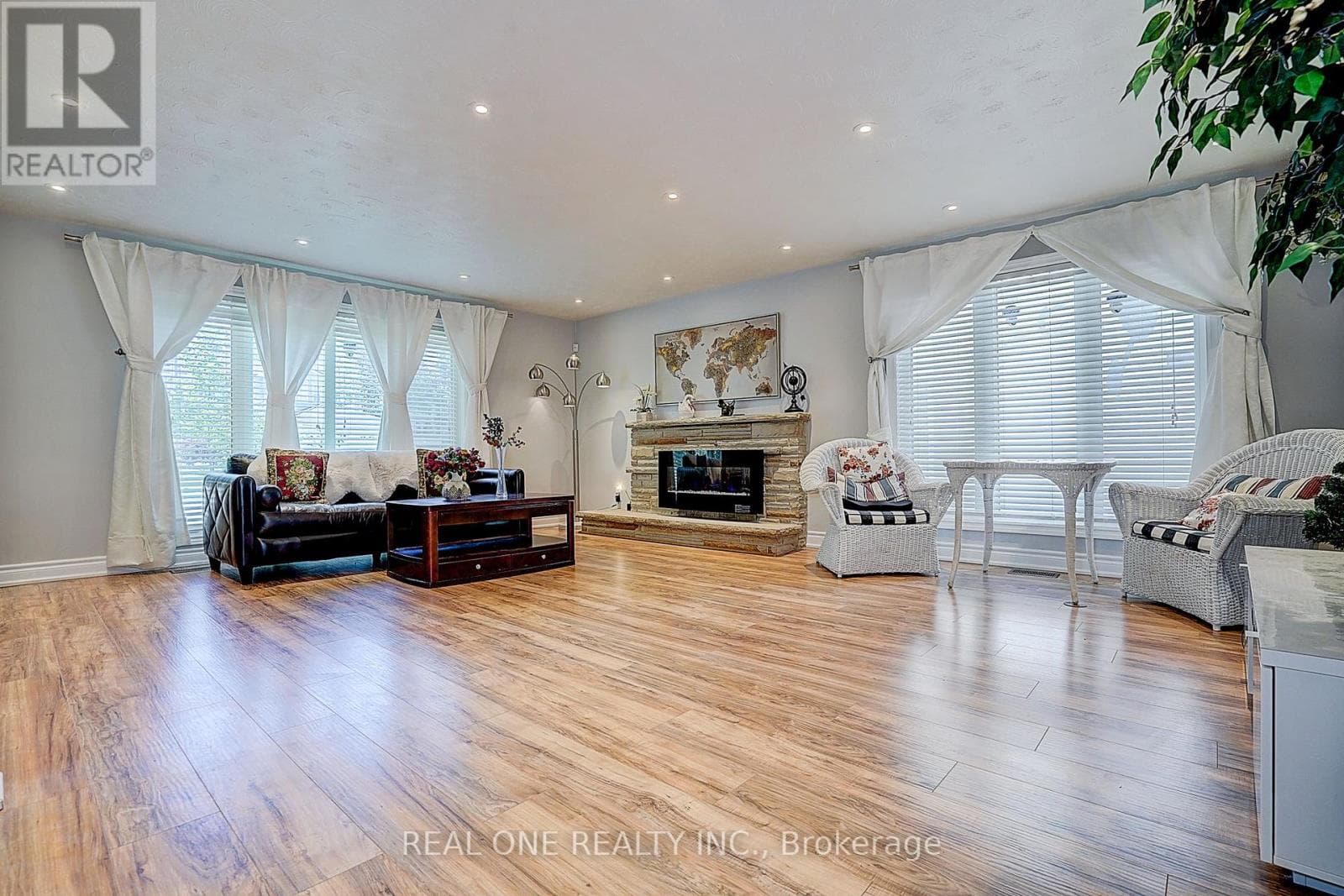 Photo of 37 LAURALYNN CRESCENT