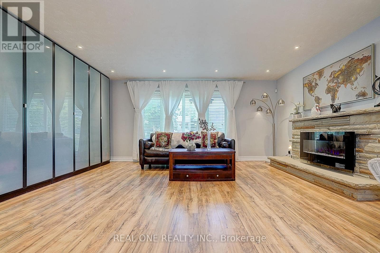 Photo of 37 LAURALYNN CRESCENT