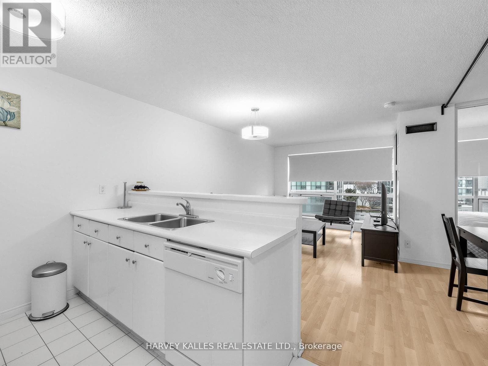 Photo of 705 - 10 YONGE STREET