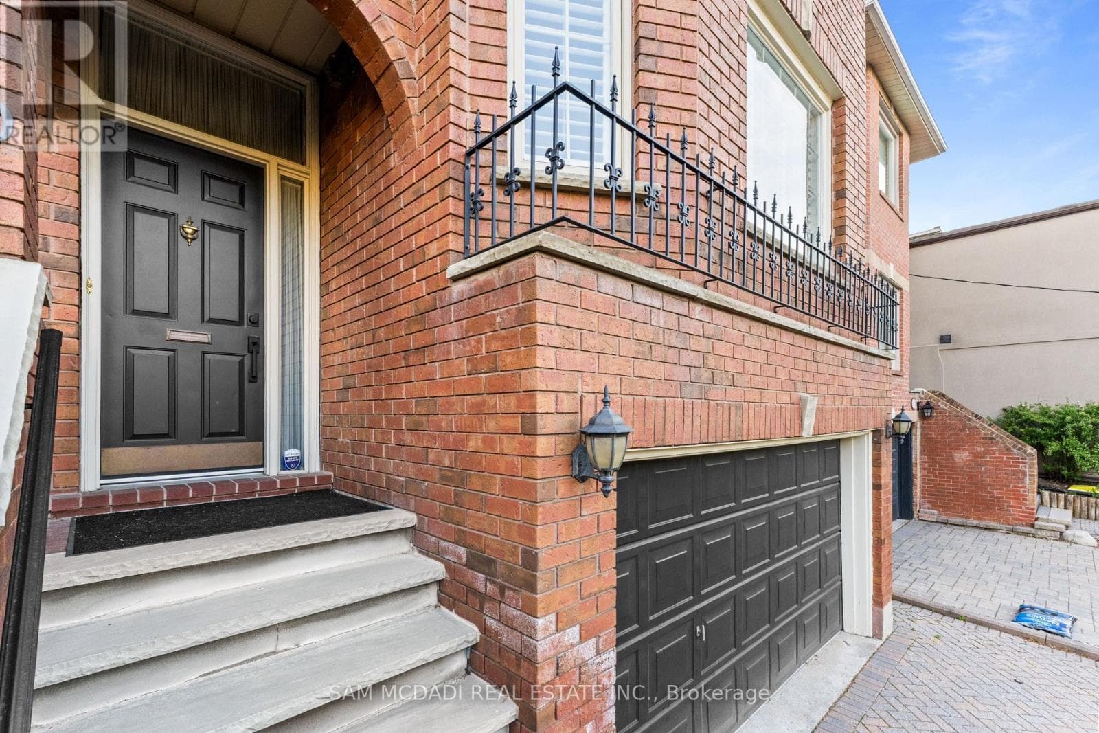Photo of 690 ORIOLE PARKWAY