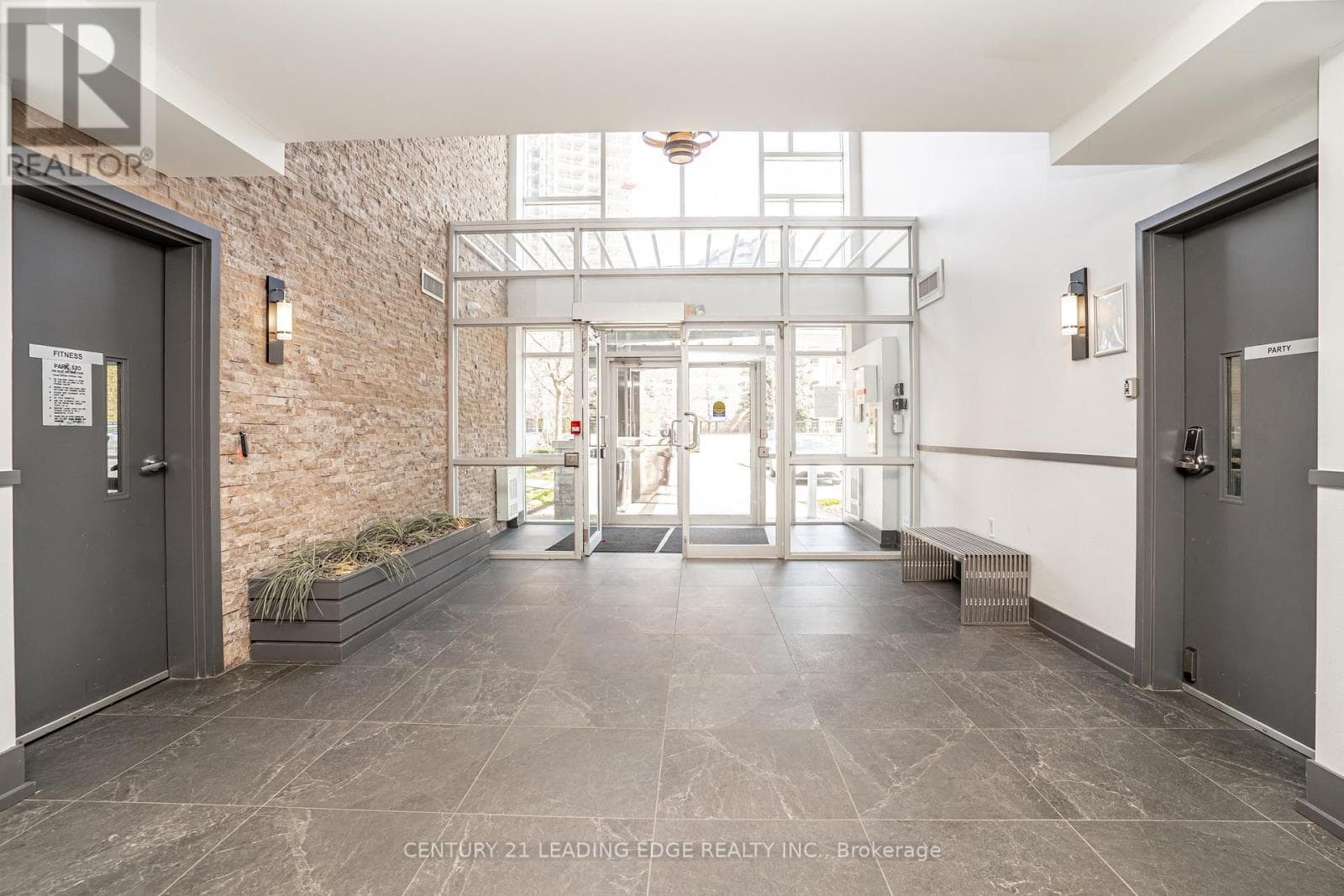Photo of 421 - 570 LOLITA GARDENS
