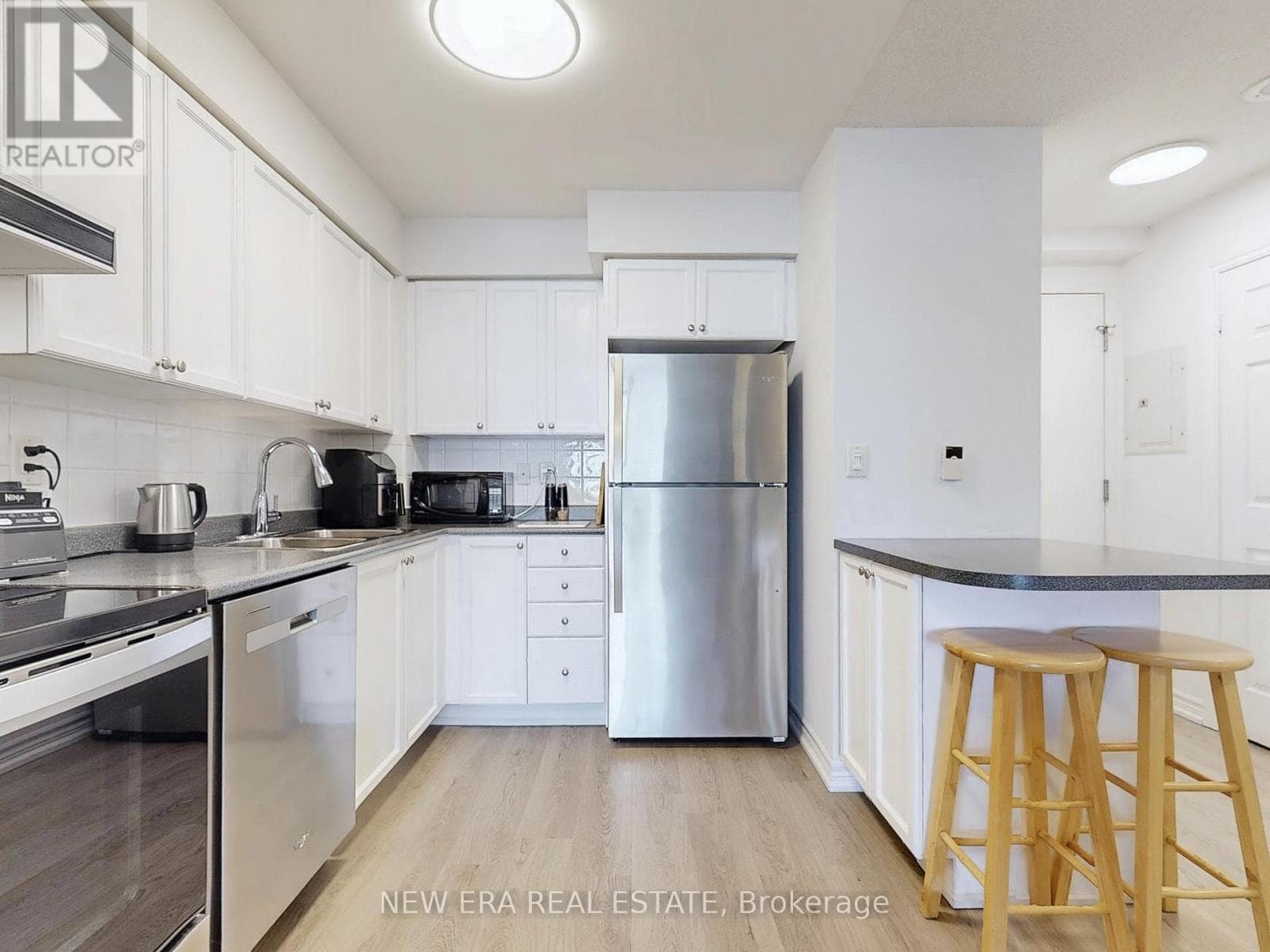 Photo of 923 - 3888 DUKE OF YORK BOULEVARD
