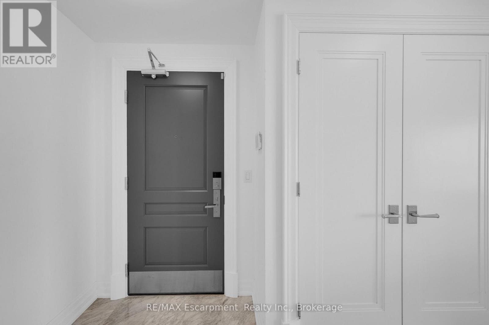 Photo of 605 - 2060 LAKESHORE ROAD