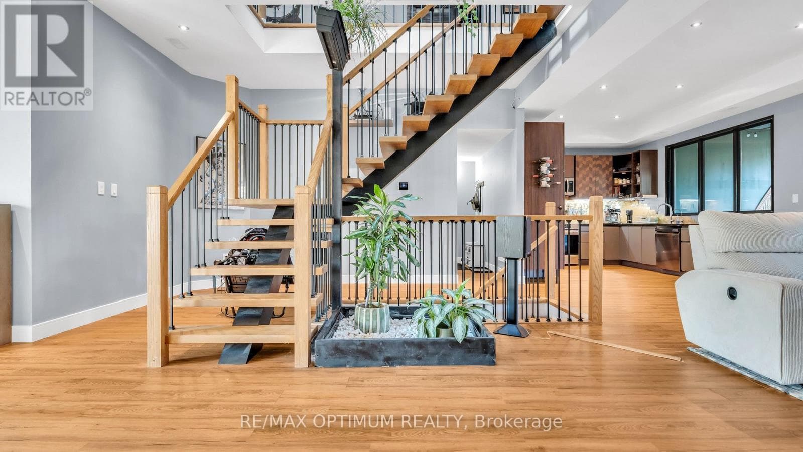 Photo of 644 ROSELAIRE TRAIL