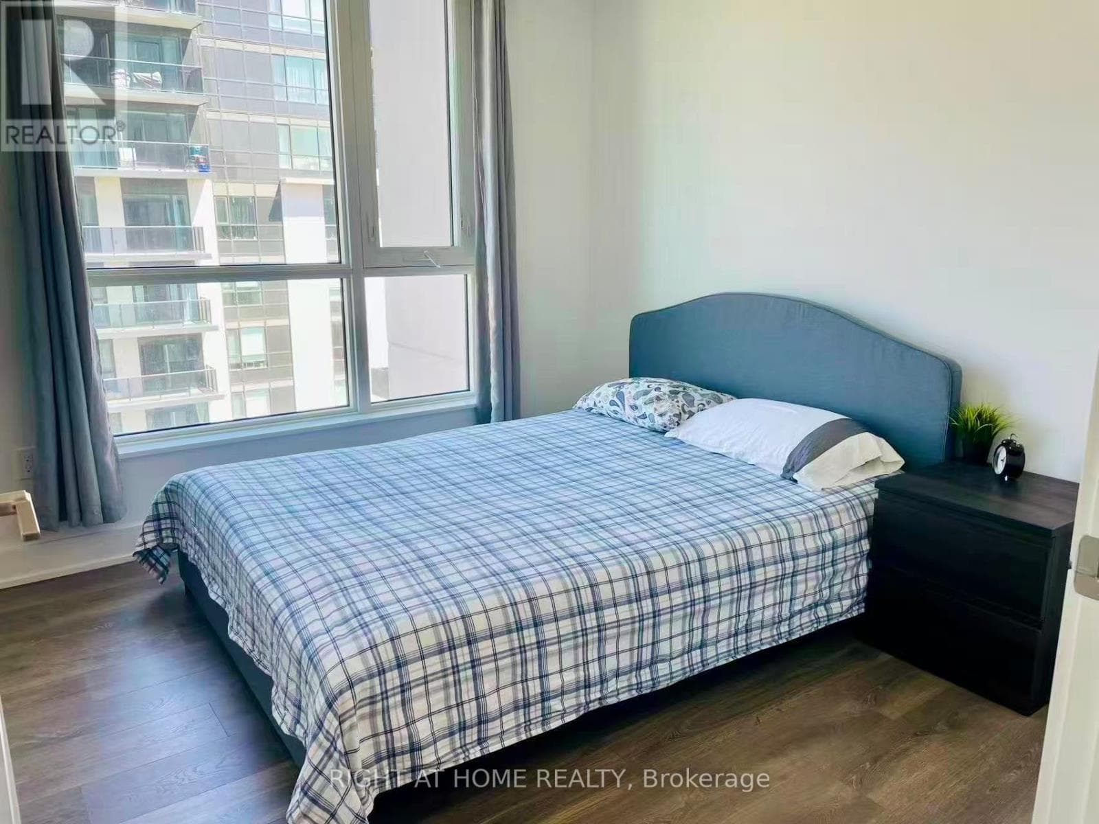 Photo of 1607 - 202 BURNHAMTHORPE ROAD E