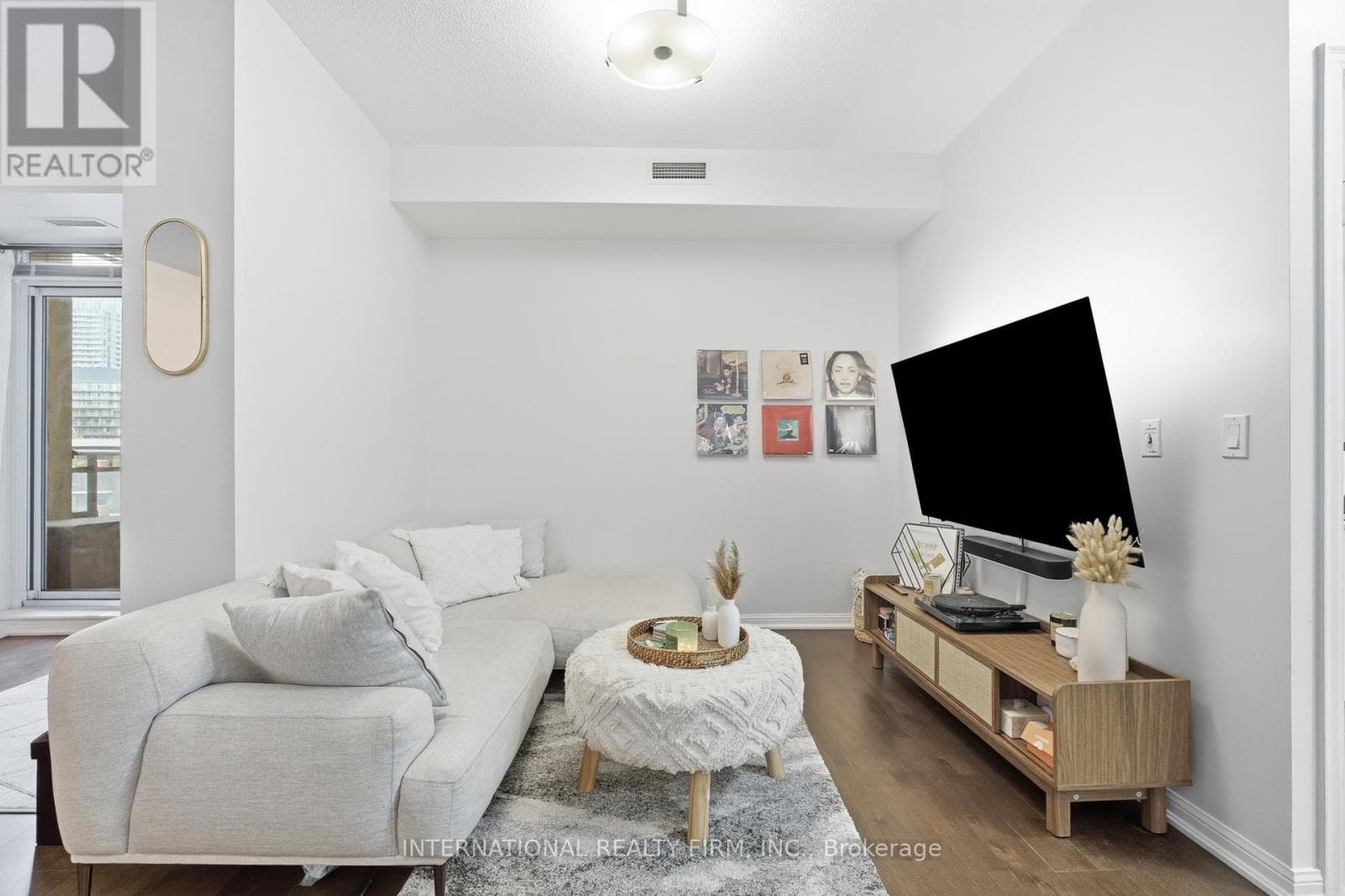 Photo of 711 - 628 FLEET STREET