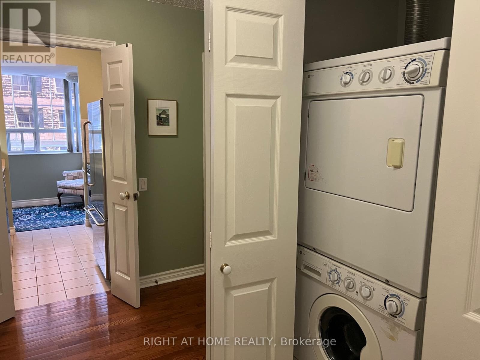 Photo of 705 - 71 SIMCOE STREET
