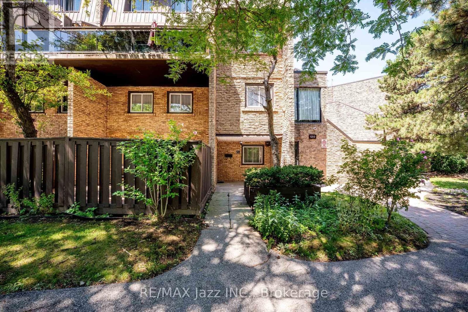 Photo of 38 - 120 LING ROAD
