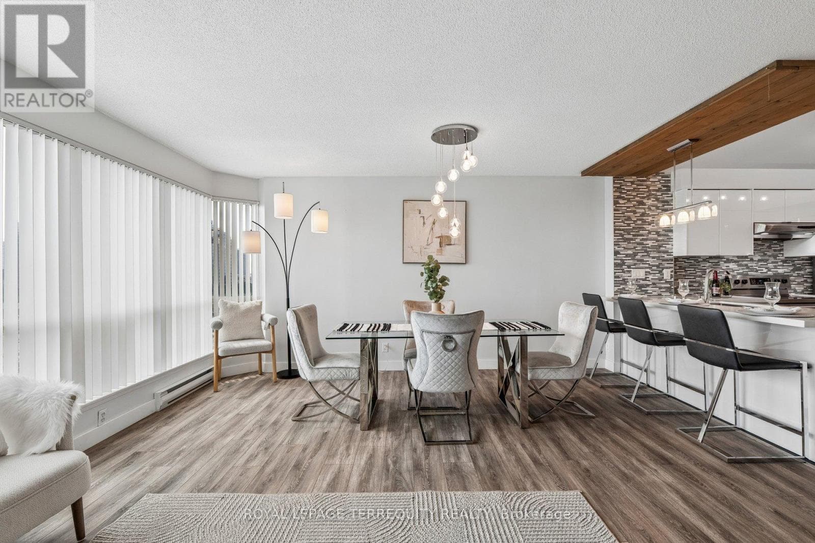 Photo of 906 - 18 LEE CENTRE DRIVE
