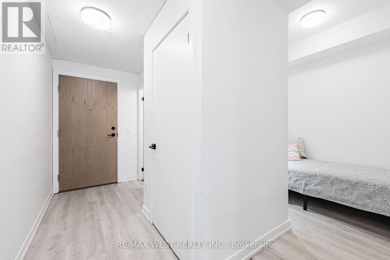 Photo of 211 - 2300 ST CLAIR AVENUE W