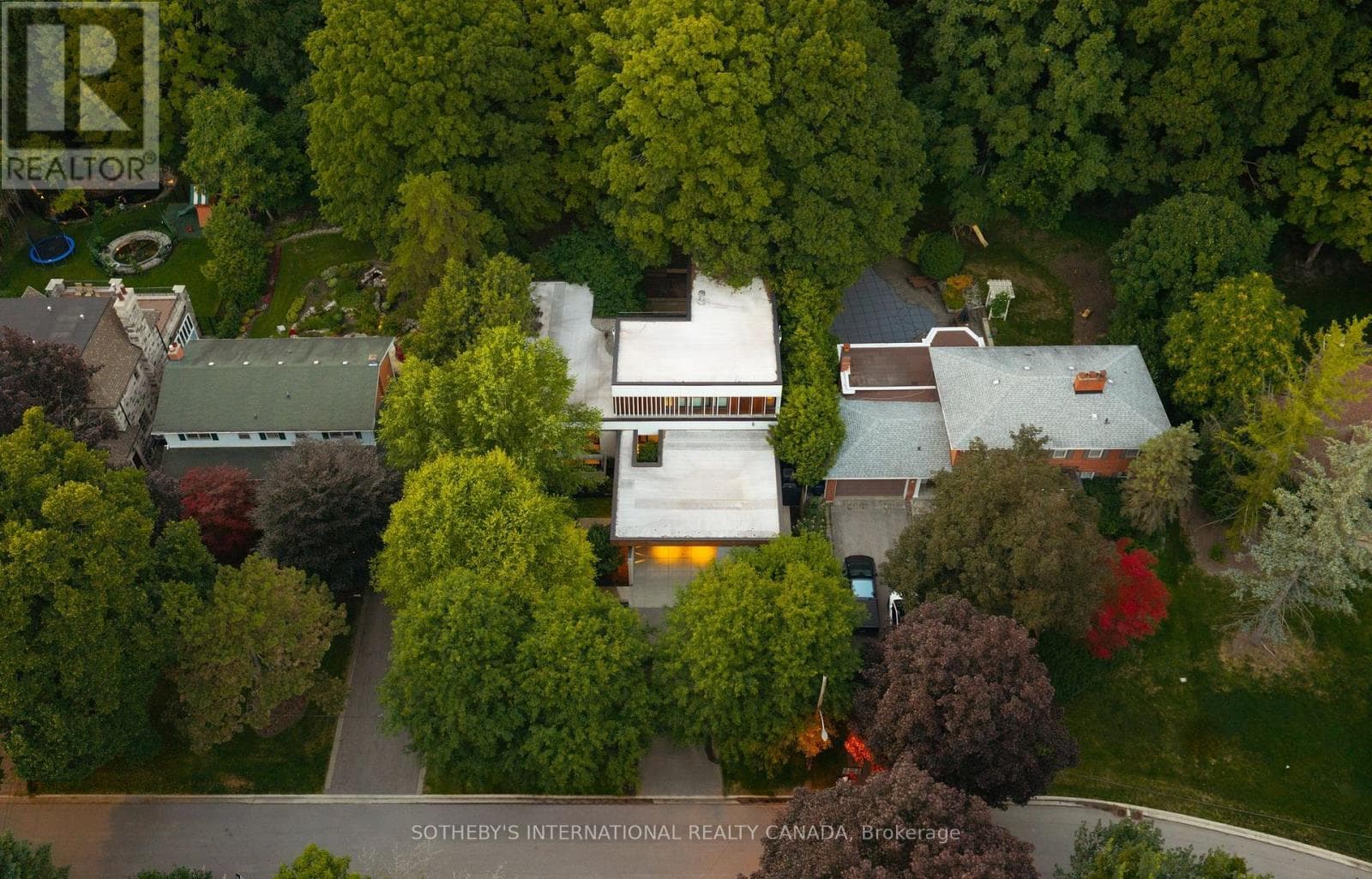 Photo of 12 YORK VALLEY CRESCENT