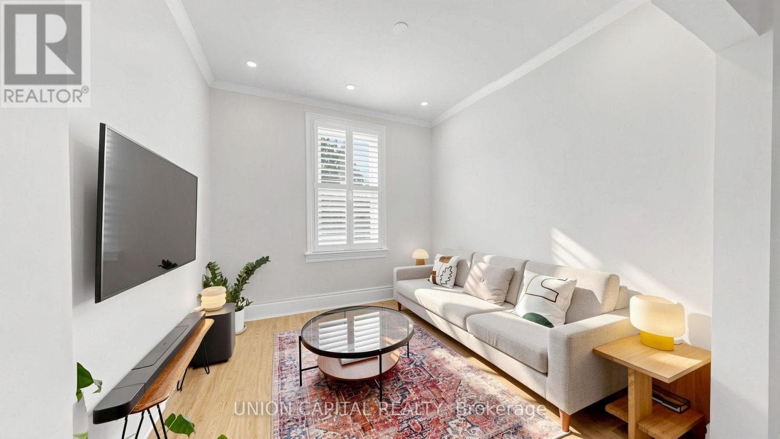 Photo of 944 DUNDAS STREET E