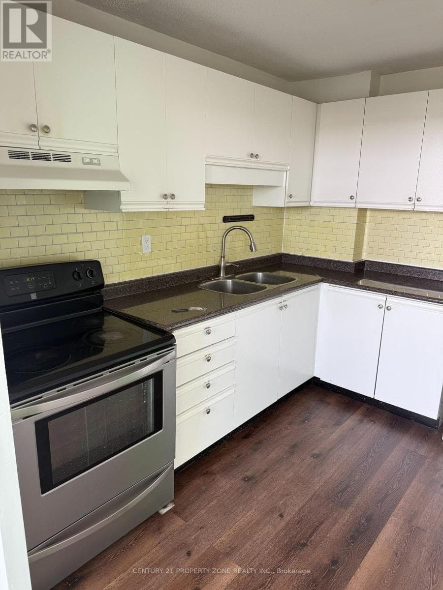 Photo of 702 - 530 LOLITA GARDENS