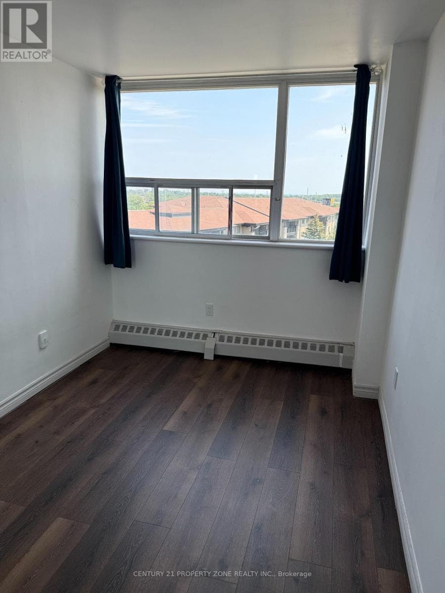 Photo of 702 - 530 LOLITA GARDENS