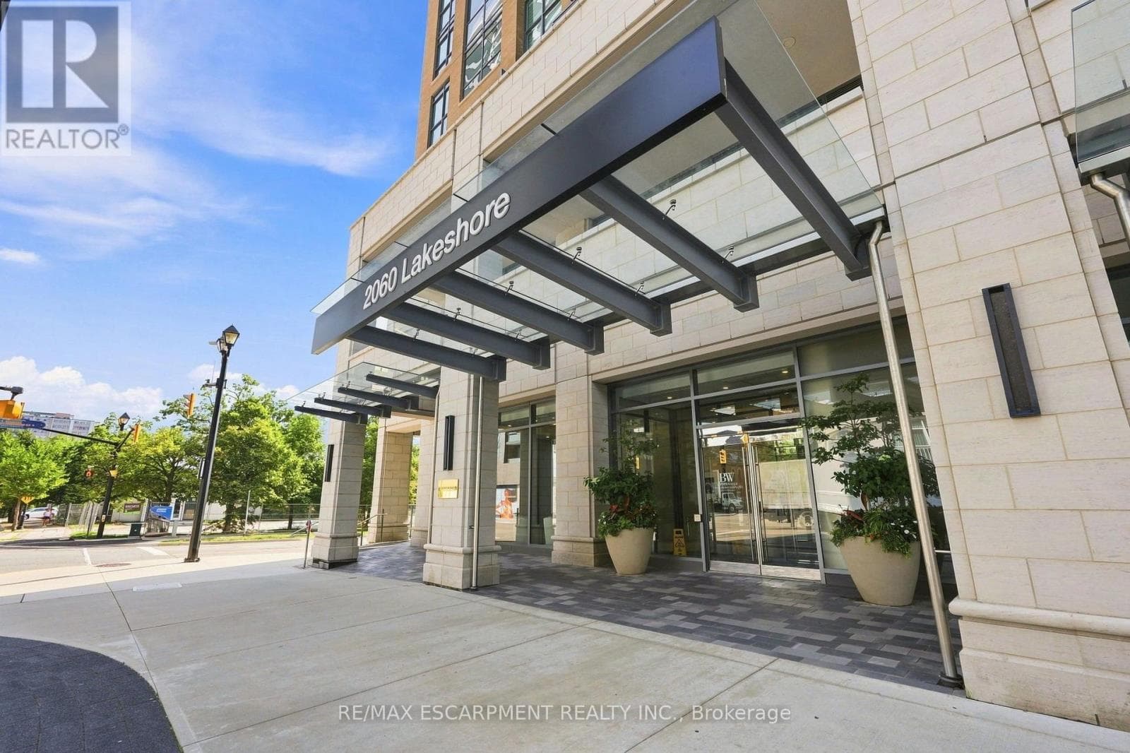 Photo of 310 - 2060 LAKESHORE ROAD