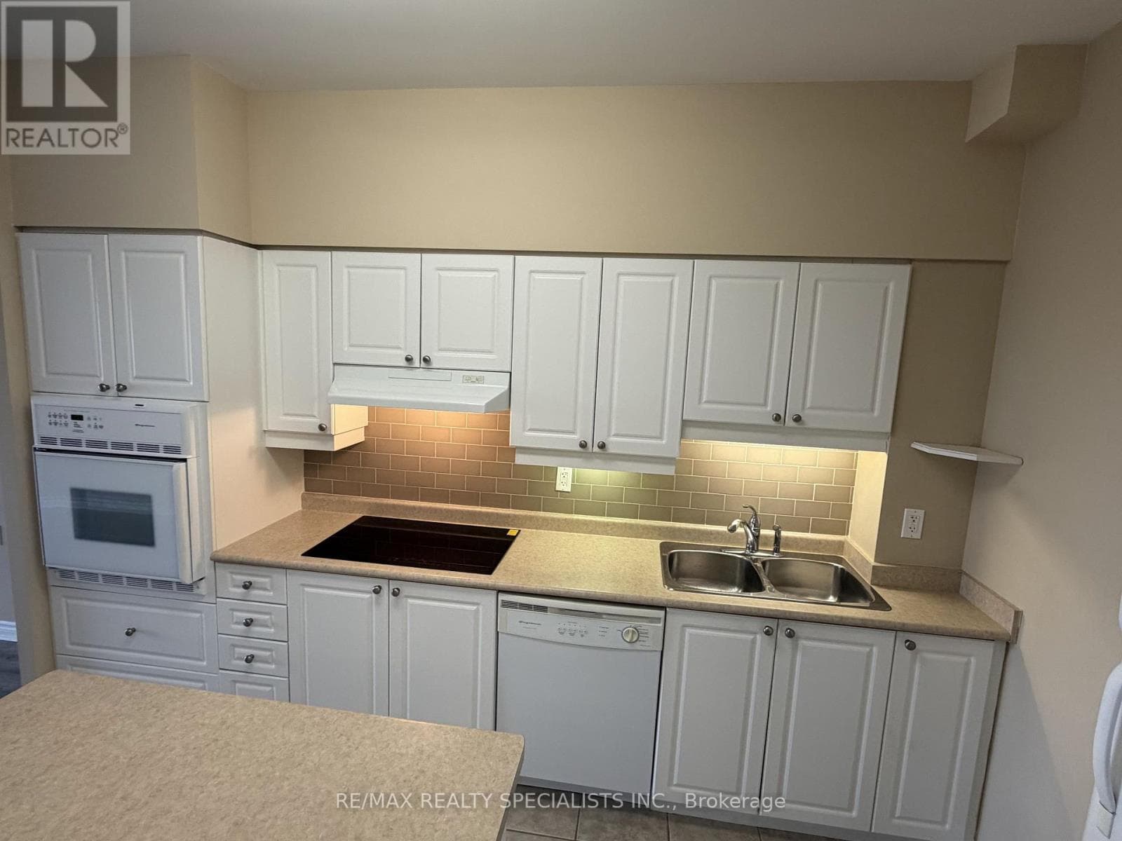 Photo of 1007 - 810 SCOLLARD COURT