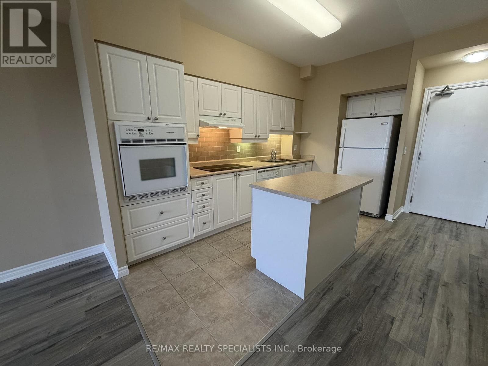 Photo of 1007 - 810 SCOLLARD COURT