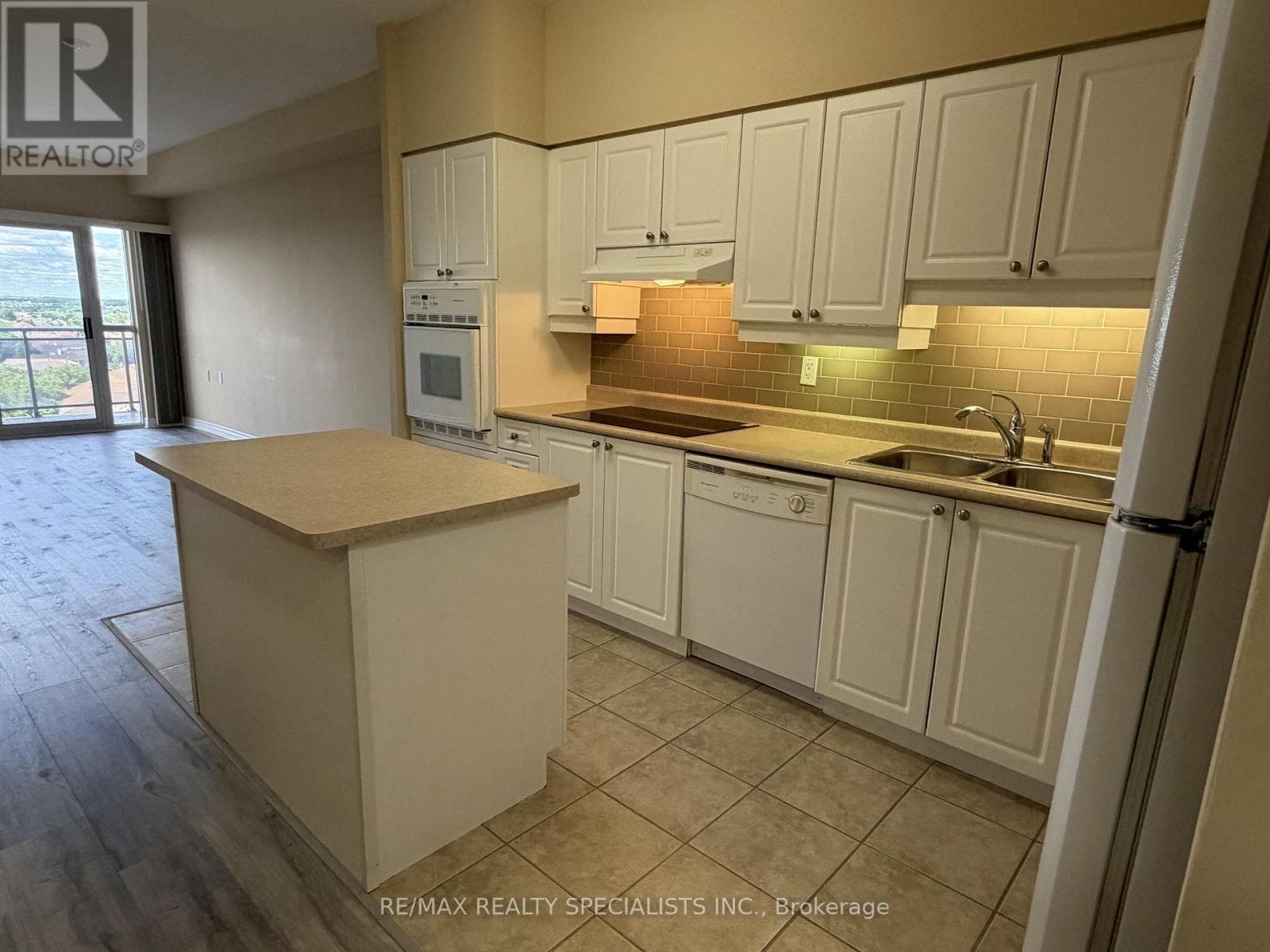 Photo of 1007 - 810 SCOLLARD COURT