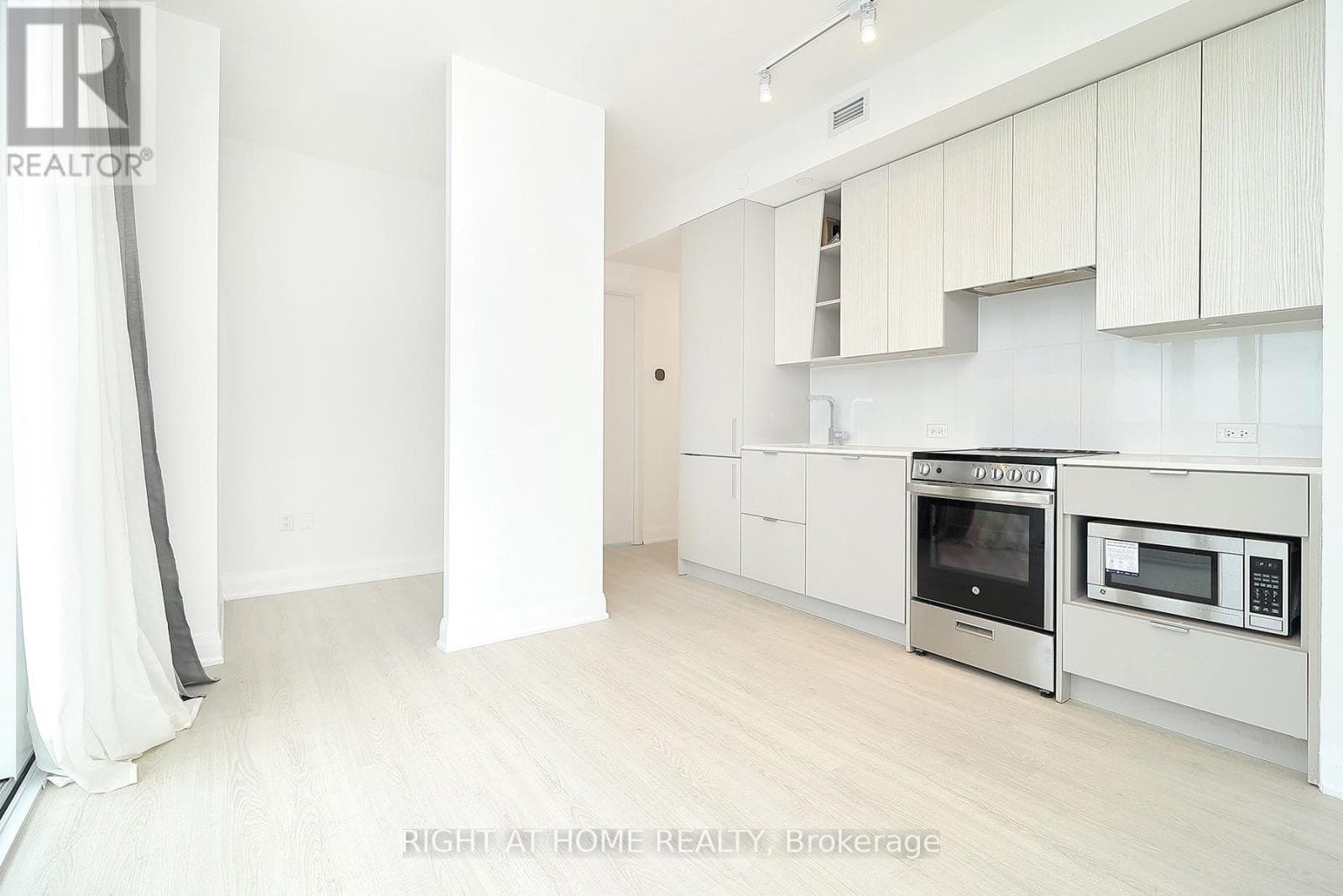 Photo of 4203 - 3883 QUARTZ ROAD