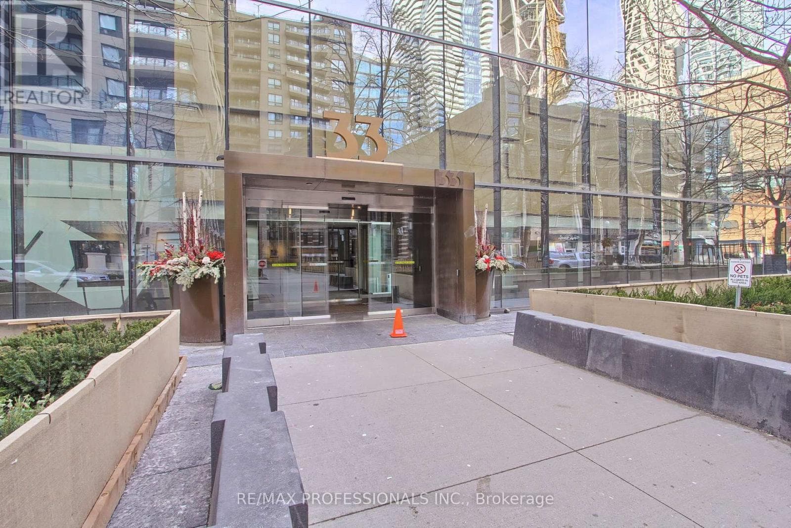 Photo of 710 - 33 CHARLES STREET E