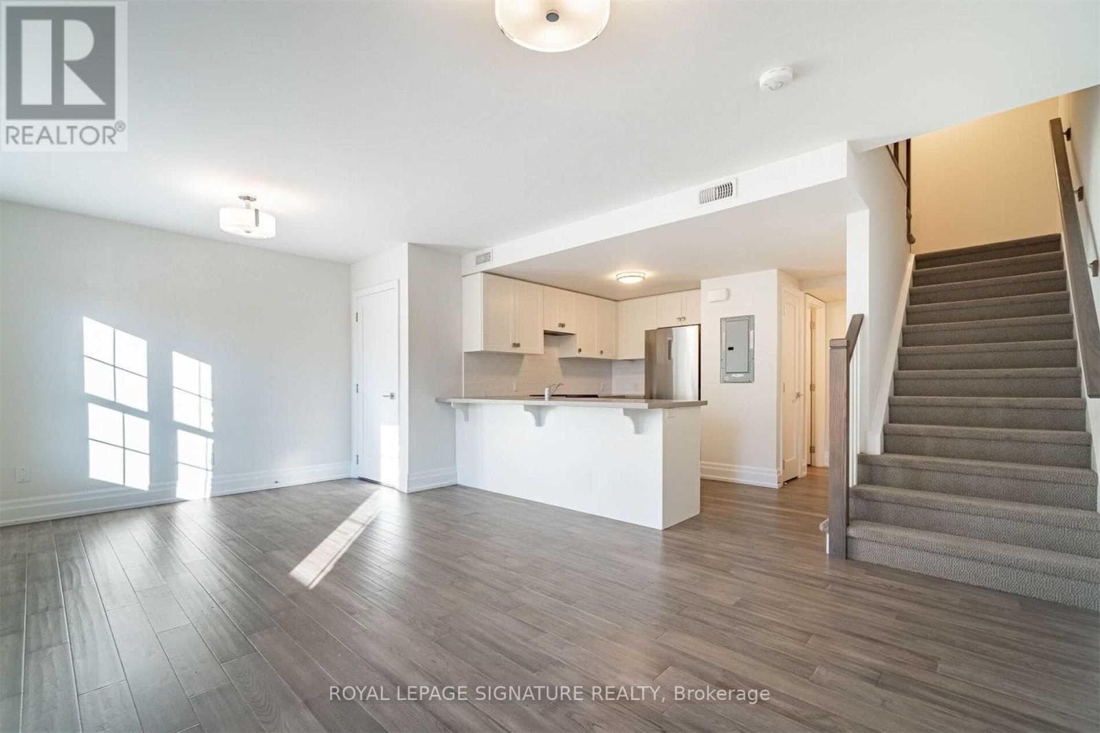 Photo of 202 - 760 LAKESHORE ROAD E