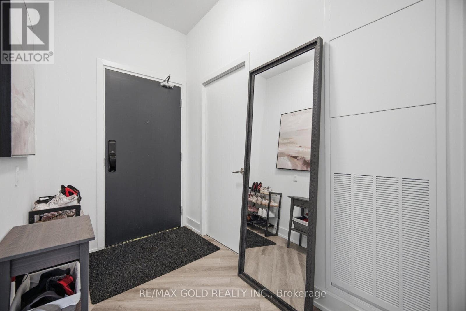 Photo of 243 - 395 DUNDAS STREET W