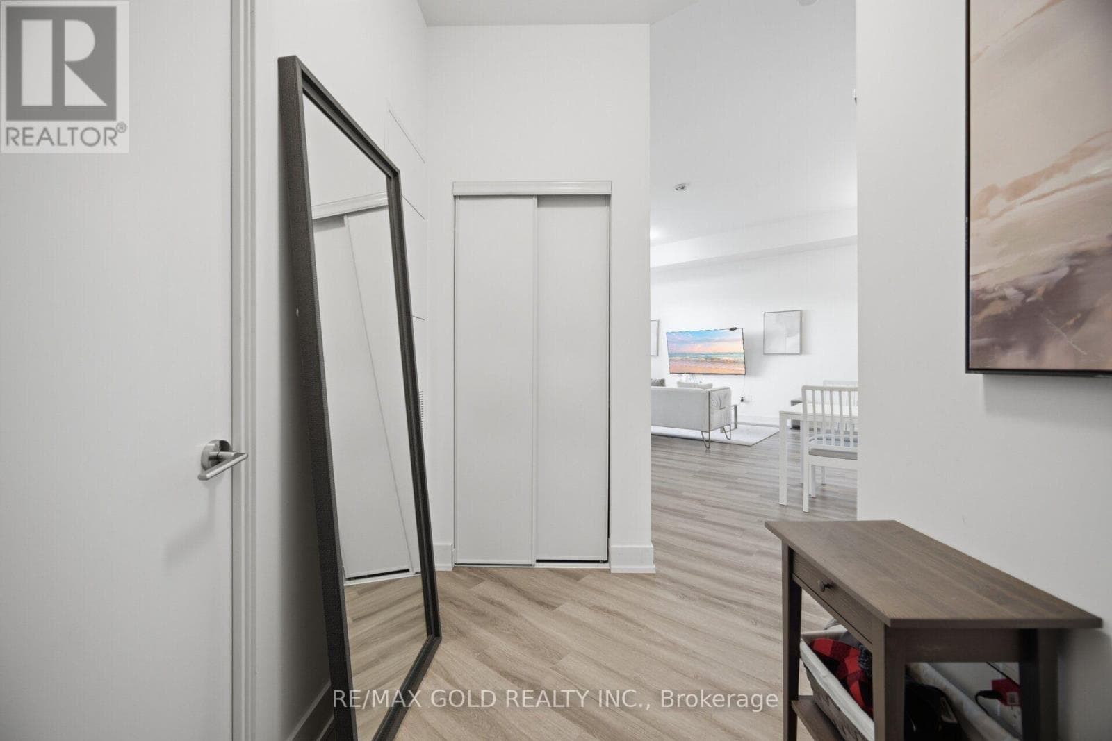 Photo of 243 - 395 DUNDAS STREET W