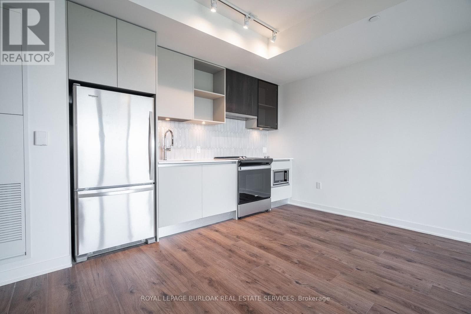 Photo of 801 - 395 DUNDAS STREET W