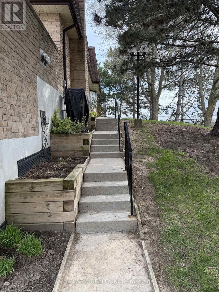 Photo of 4 - 1510 UPPER MIDDLE ROAD