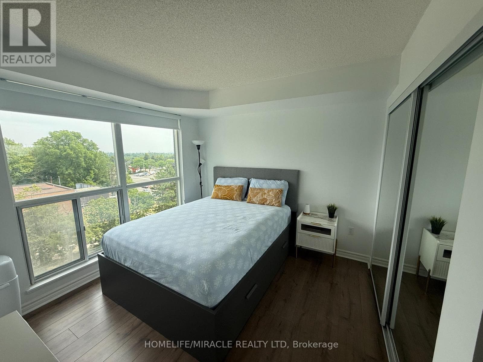 Photo of 609 - 2177 BURNHAMTHORPE ROAD
