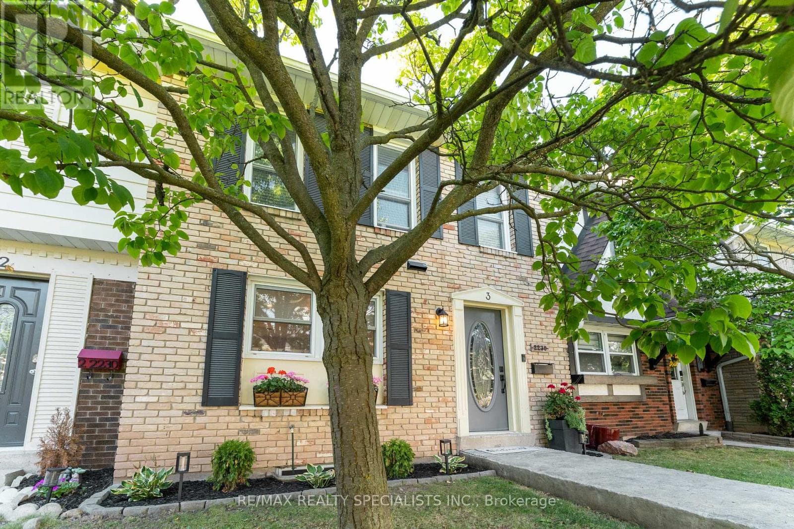 Photo of 3 - 2230 UPPER MIDDLE ROAD