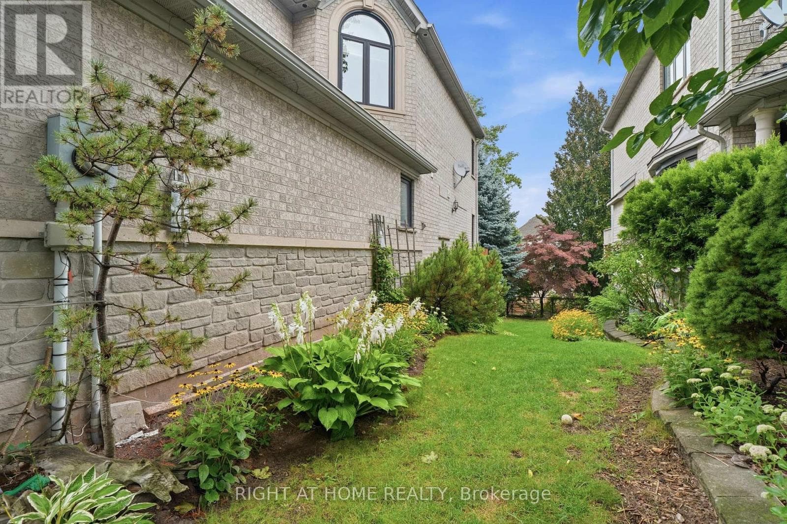 Photo of 2121 PINEVALLEY CRESCENT