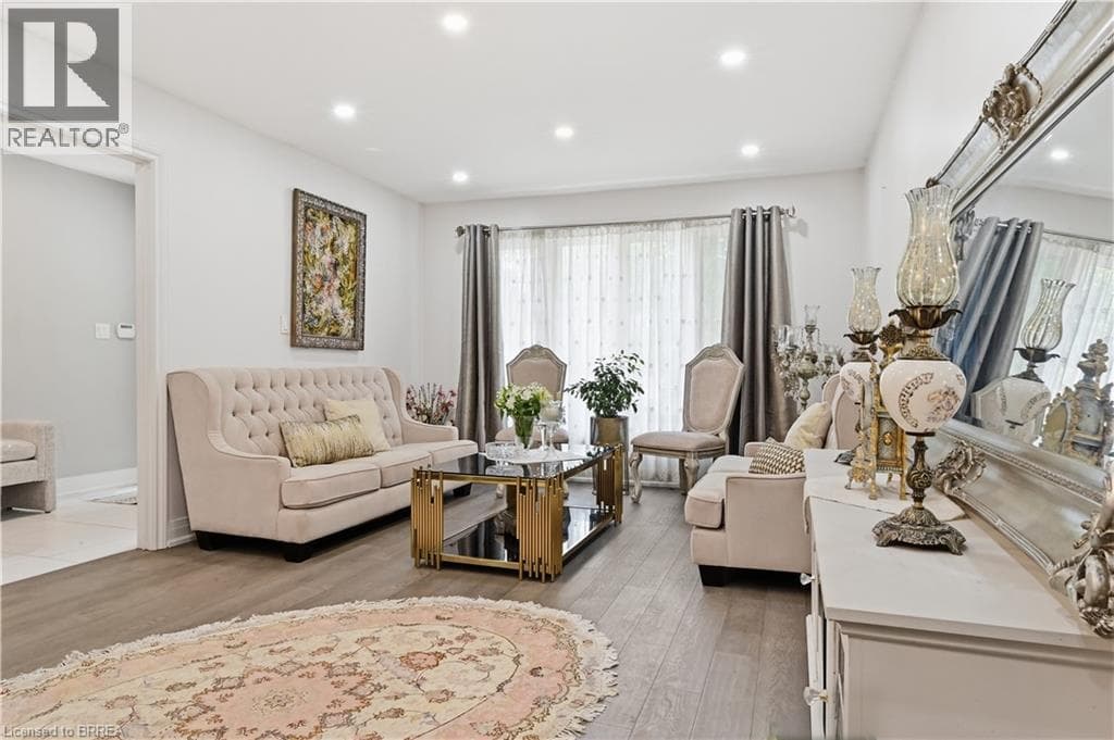 Photo of 512 HAWTHORNE Crescent
