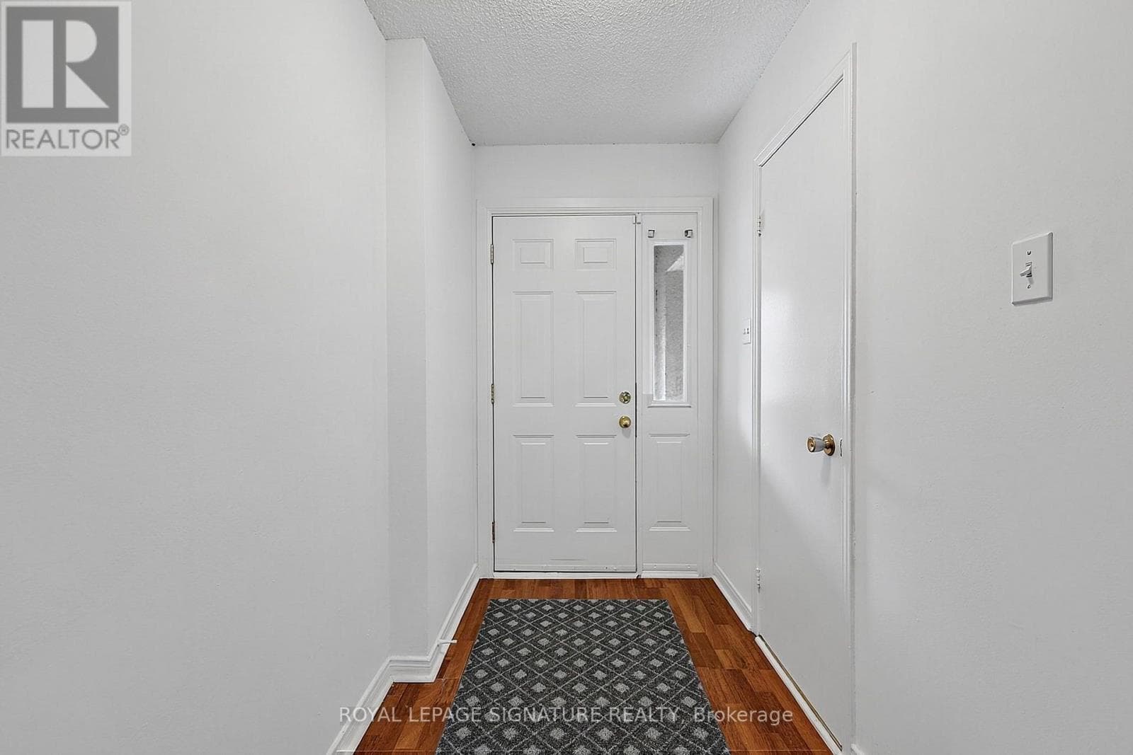 Photo of 5950 CHIDHAM CRESCENT