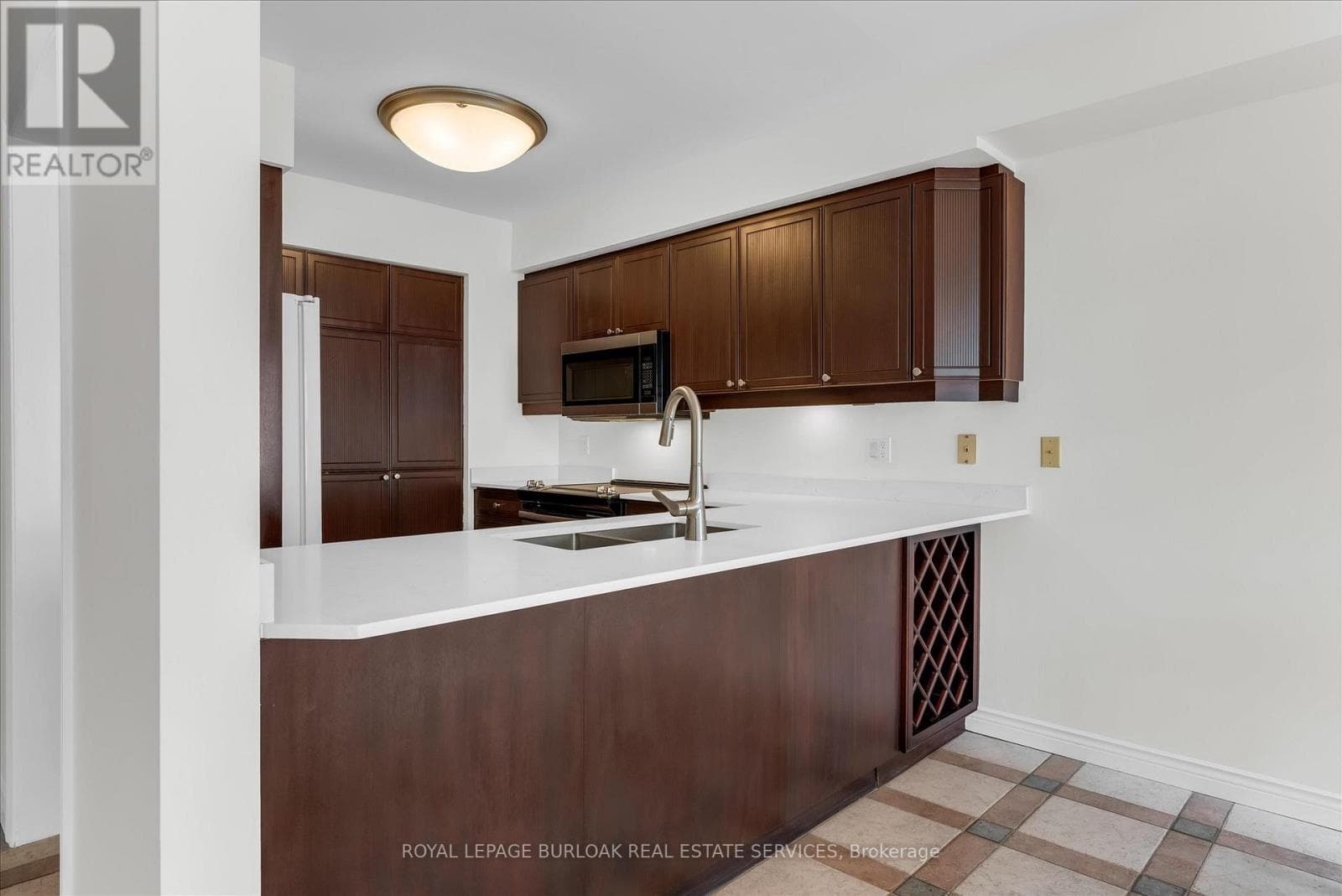 Photo of 1389 LAKESHORE ROAD
