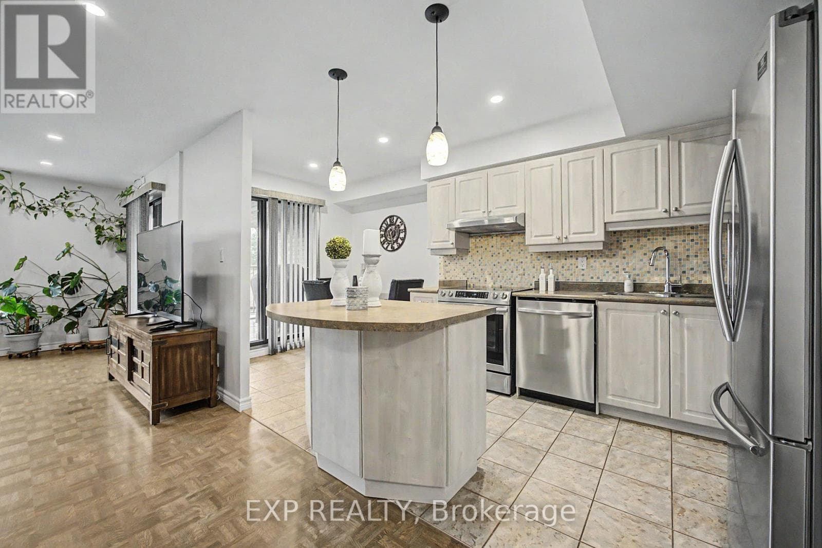 Photo of 501 - 1000 CEDARGLEN GATE